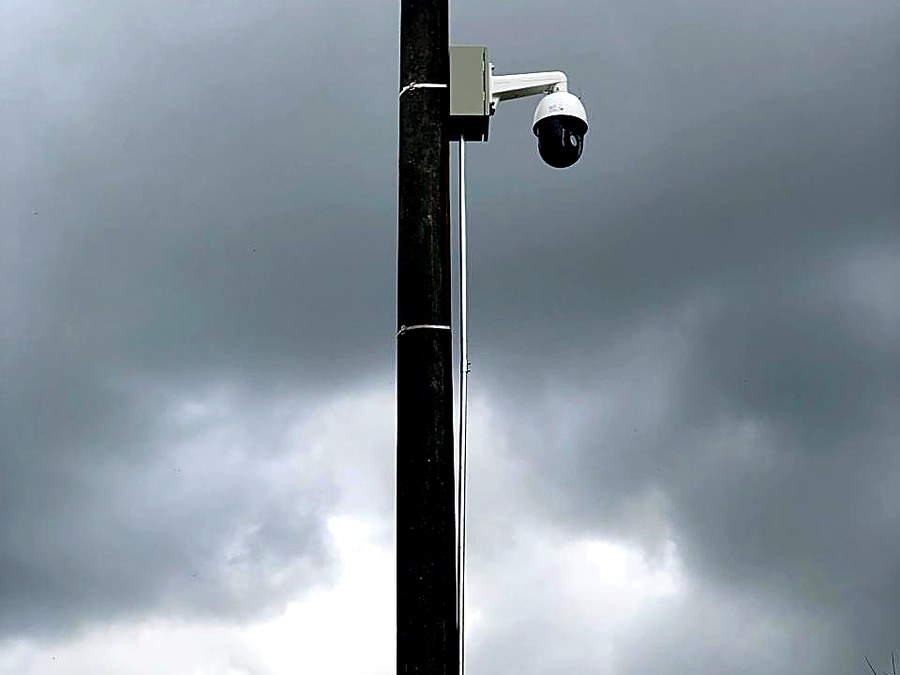 Cámara PTZ de videovigilancia instalada en un poste, proyecto de Cybertec