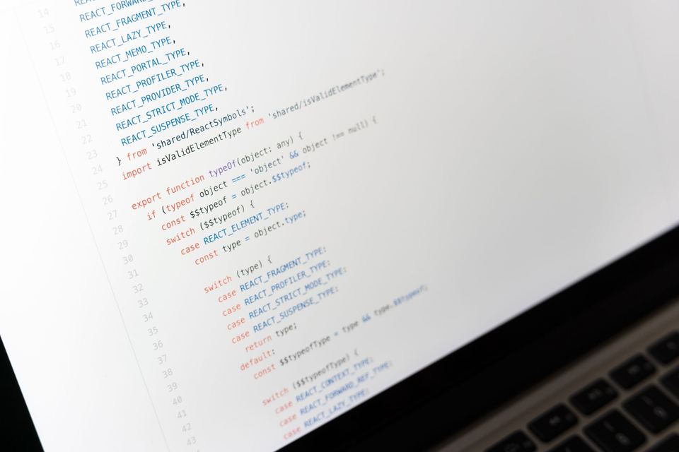 Pantalla de laptop mostrando líneas de código de software