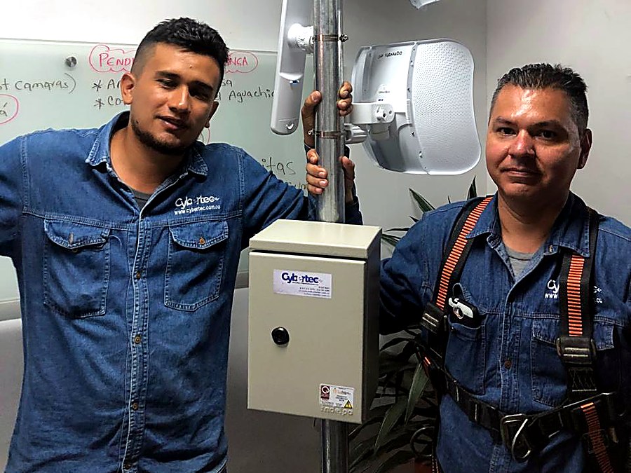 Técnicos de Cybertec configurando equipos de enlace inalámbrico