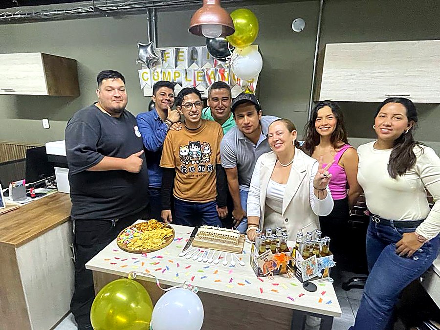 Equipo de Cybertec celebrando un cumpleaños en la oficina