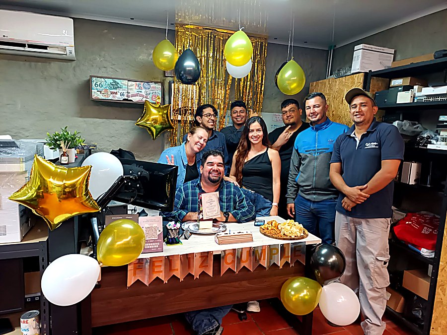 Equipo de Cybertec reunido en una celebración de oficina