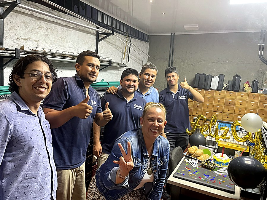 Equipo de Cybertec celebrando un cumpleaños en la bodega