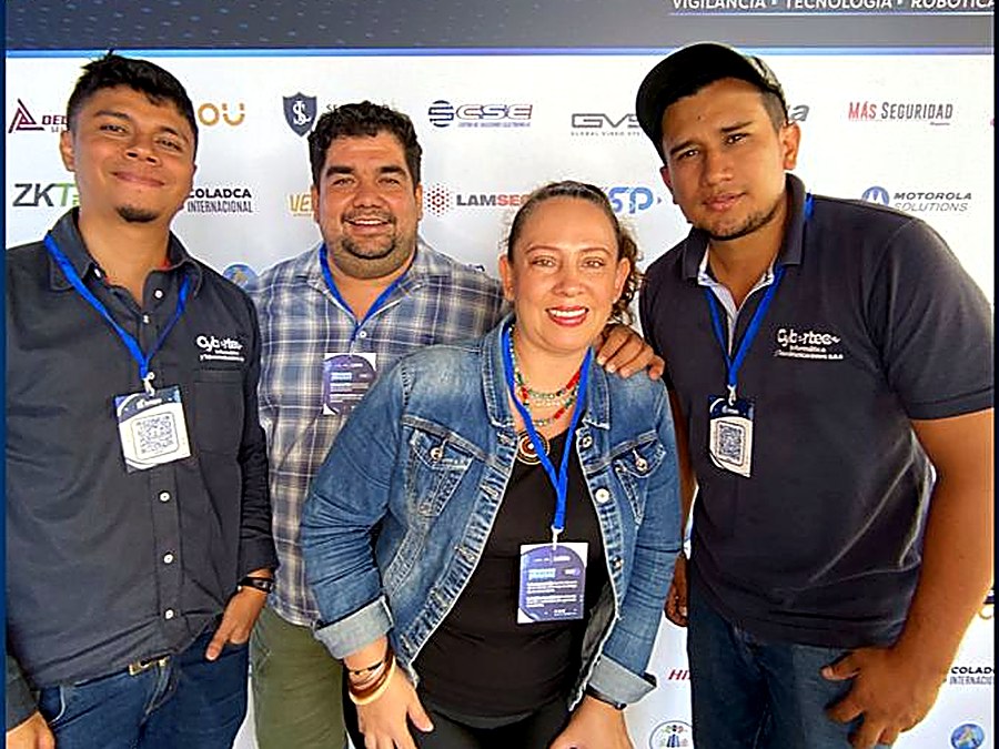 Equipo de Cybertec en la feria Expo Seguridad