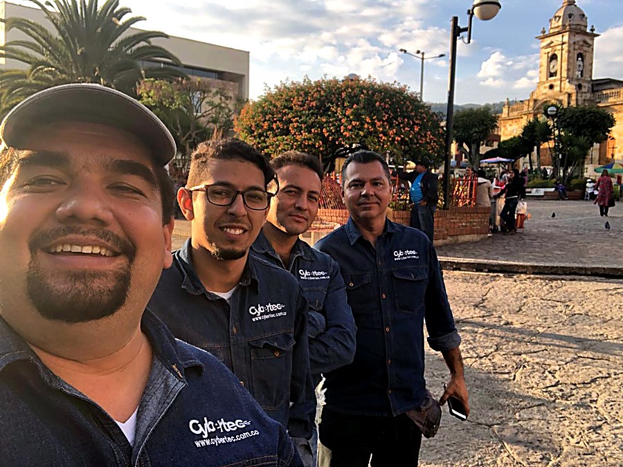 Equipo de Cybertec en una jornada de trabajo en campo