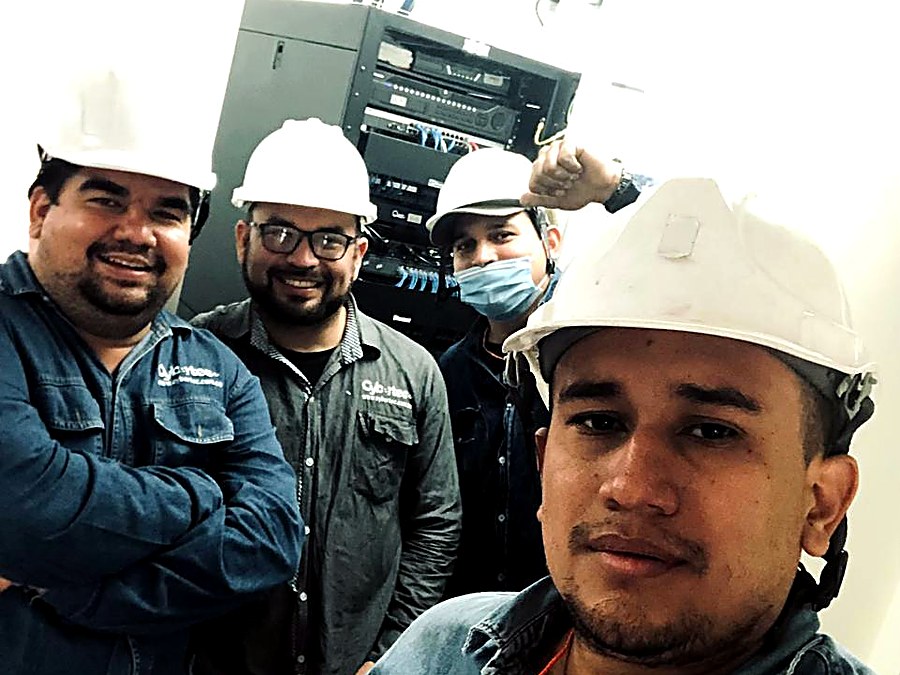 Equipo técnico de Cybertec en una sala de servidores durante una instalación