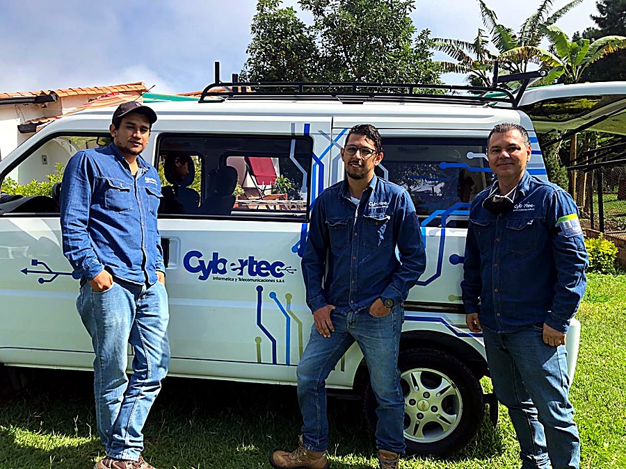Equipo de Cybertec junto al vehículo de servicio de la empresa