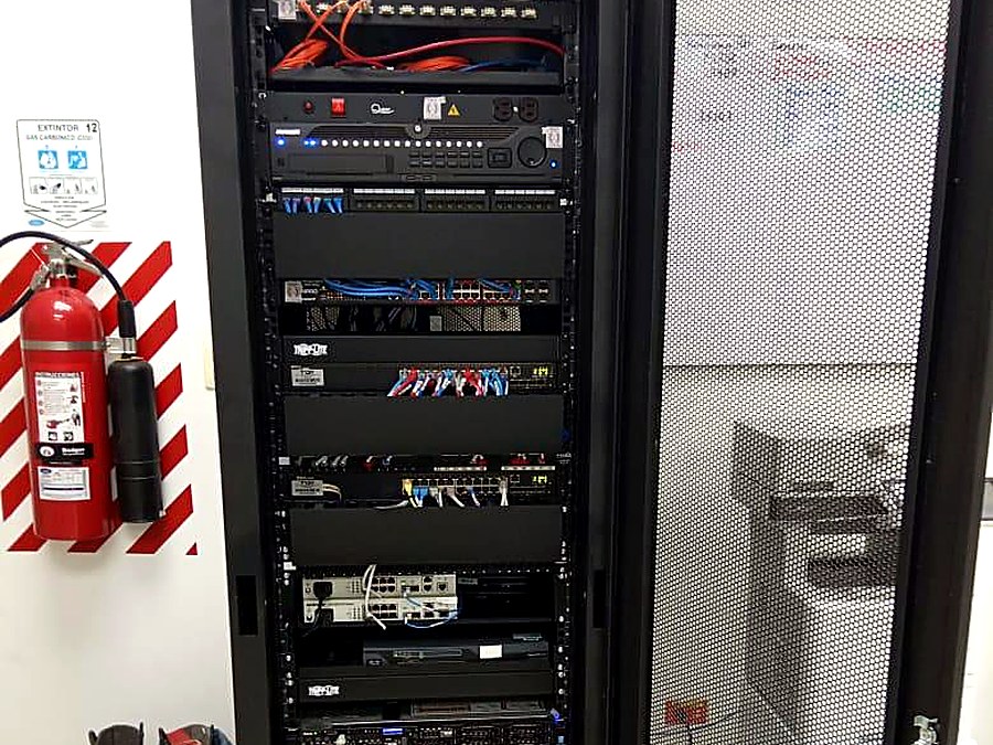Rack de servidores abierto con equipos de red instalados