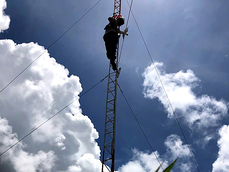 Técnico de Cybertec instalando una antena en una torre de telecomunicaciones