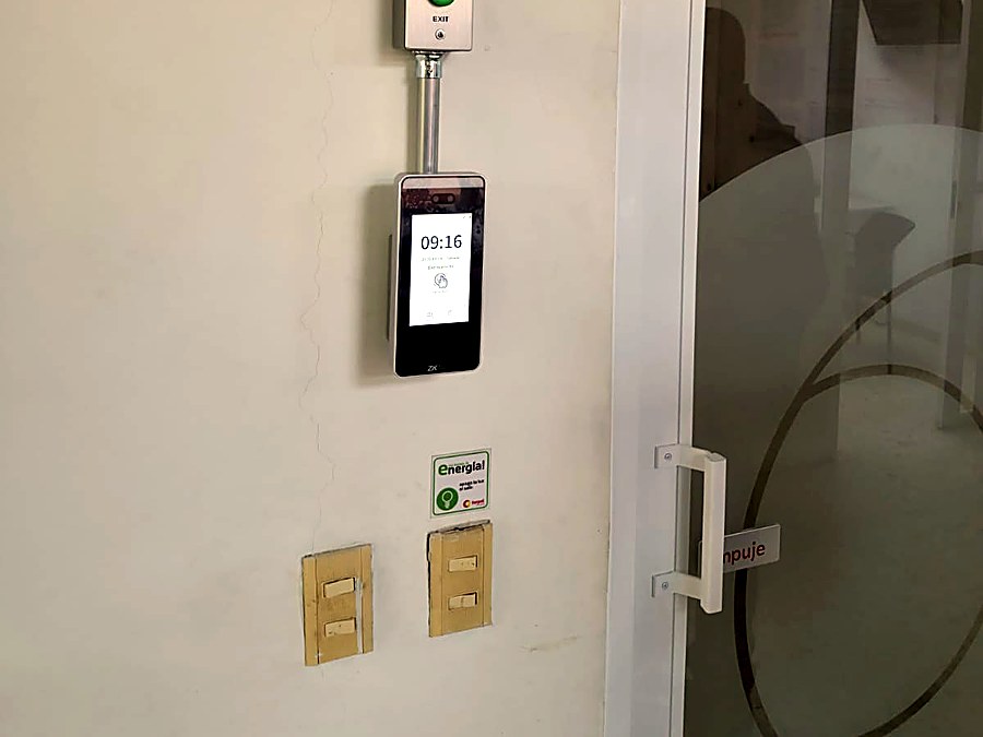 Lector de control de acceso ZKTeco con botón de salida, instalado por Cybertec