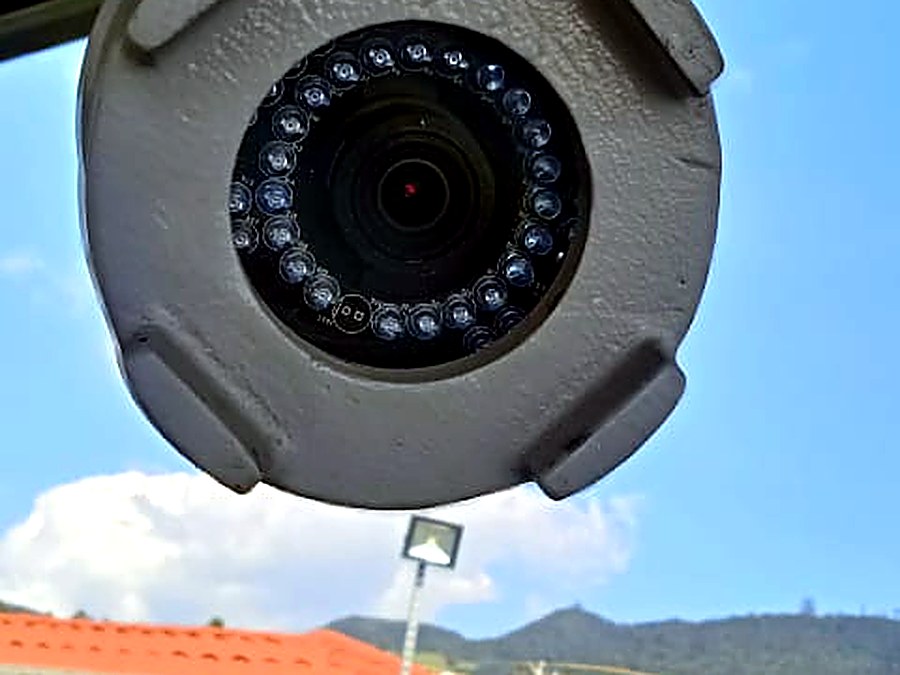 Cámara tipo bala instalada bajo techo en una zona industrial