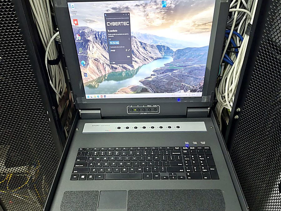 Consola KVM de monitoreo en un rack, con el escritorio remoto de Cybertec en pantalla