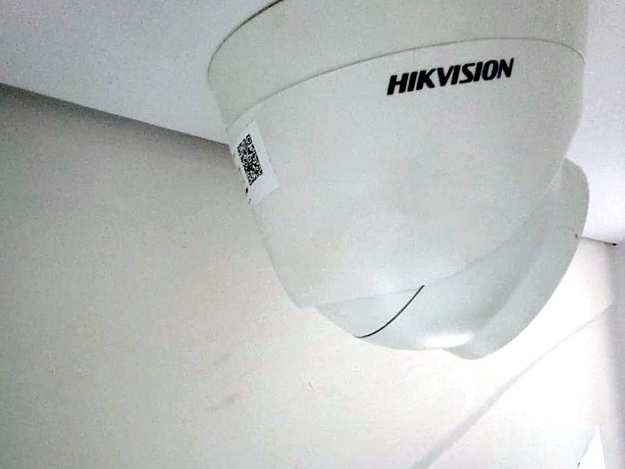 Cámara domo Hikvision instalada en el techo de un local comercial