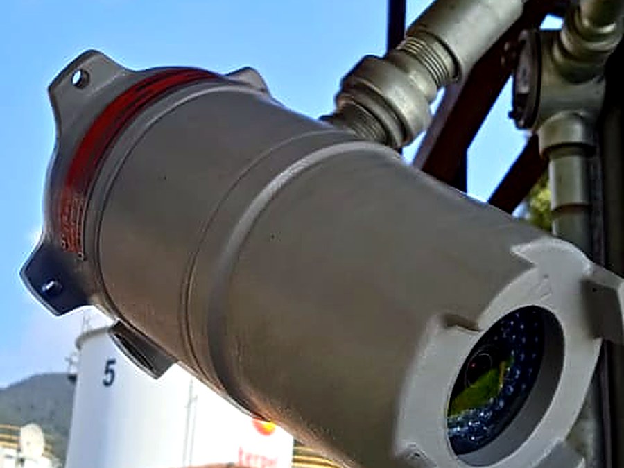 Cámara antiexplosión instalada en una planta industrial