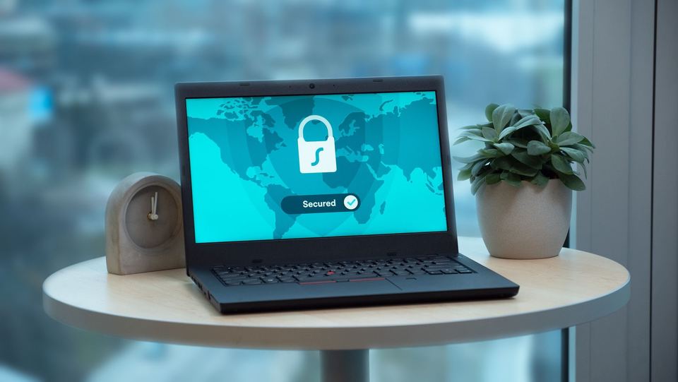 Laptop con una pantalla de seguridad mostrando un candado, como referencia visual a la protección de la información
