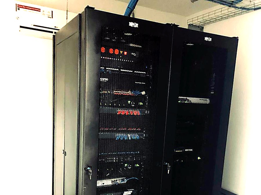Racks de servidores en la sala de infraestructura de Cybertec